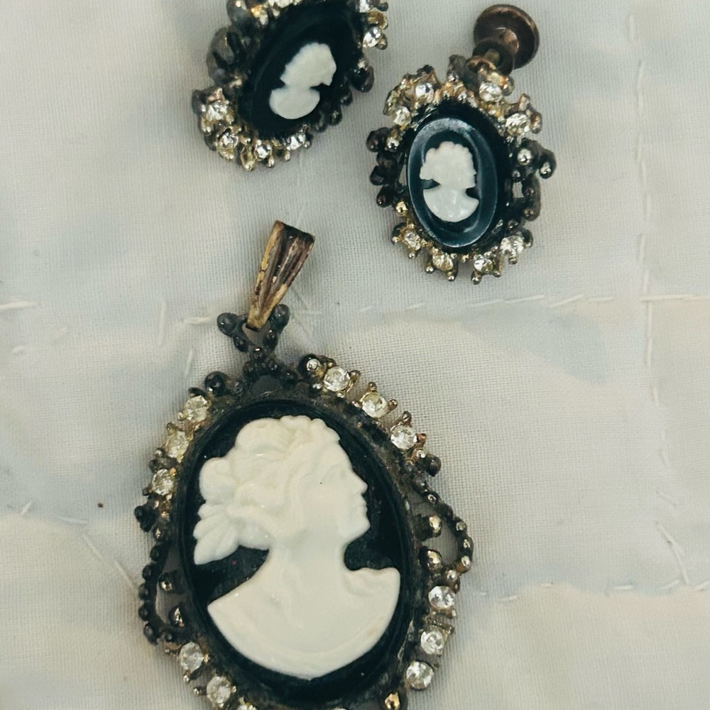 Vintage faux cameo on black pendant and clip-on earrings